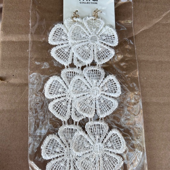 Mia Collection Womens White Flower Earrings - Picture 5 of 5